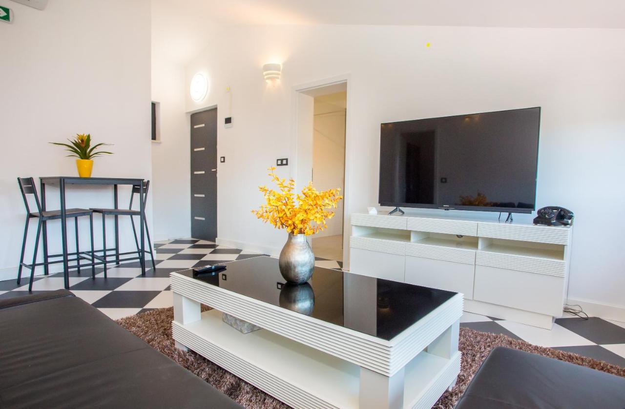 Black & White Apartment Rovinj Exteriör bild
